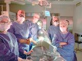 zespół operacyjny który przeprowadził pierwszy w Polsce zabieg torakotomii i usunięcia przerzutów nowotworowych do płuc przy użyciu systemu obrazowania ICG (zieleń indocyjaninowa) u dziecka