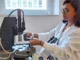 Dr Kajangi Gnanachandran z Instytutu Fizyki Jądrowej PAN w Krakowie przygotowuje mikroskop AFM do badań